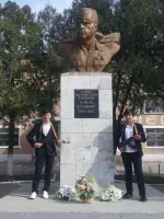 Памятник Герою Советского Союза Ханпаше Нурадилову в МКОУ "СОШ №14", Ярыксувская улица