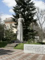 Памятник погибшим выпускникам и работникам Крымского медицинского института, бульвар Ленина