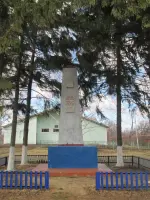 Постамент со стелой «Памятник воинам, погибшим в Великой отечественной войне 1941−1945 г. г.», Россия, Республика Мордовия, Кадошкинский район, село Латышовка