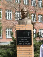 Бюст Героя Советского Союза <nobr>Аргунова Н. Ф.</nobr>, Россия, Новосибирская область, Коченевский район, поселок городского типа Коченево