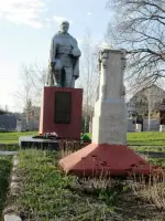 Памятники во дворе МБОУ СОШ №1г. Льгова им. В.Б.Бессонова, площадь 1 Мая