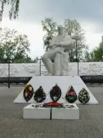 Памятники «Родина-мать», «Малолетним узникам фашизма», Россия, Калужская область, Козельск