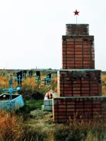 Братская могила и на ней обелиск – памятник воинам, погибшим в освобождении с. Приютное Республика Калмыкия, Россия, Республика Калмыкия, Приютненский район, село Приютное