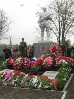 Памятник на братской могиле в посёлке Первомайский Первомайского района Тамбовской области, Россия, Тамбовская область, Первомайский район, поселок городского типа Первомайский