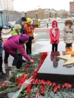 Памятник воинам - ямальцам, улица Республики