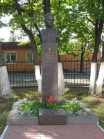Бюст Героя Советского Союза <nobr>Г. П. Ларионова</nobr>, улица Ленина