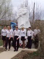 Памятник Неизвестному солдату у здания Вохтожской средней общеобразовательной школы №1, Россия, Вологодская область, Грязовецкий район, поселок городского типа Вохтога