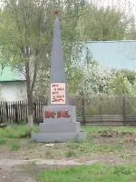 Обелиск погибшим землякам в п. Хмелёвский Саратовского района Саратовской области, Россия, Саратовская область, Саратовский район, поселок Хмелевский, Центральная улица