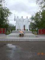 Памятник "Три солдата" (1985), Россия, Республика Калмыкия, Черноземельский район, поселок Комсомольский