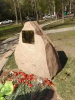 Памятный камень в сквере на Оборонной улице, Оборонная улица