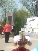 Братская могила и памятник со скульптурой солдата на могиле погибших воинов в период ВОВ, Россия, Ростовская область, Морозовский район, хутор Широко-Атамановский