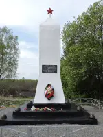 Памятный знак в деревне Колковичи, Россия, Смоленская область, Ярцевский район, деревня Колковичи
