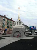Памятник Героям блокадного Ленинграда, Ленинградская улица