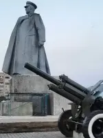 Памятник Маршалу Коневу, Россия, Киров, микрорайон Юго-Западный, улица Екатерины Кочкиной, 3А