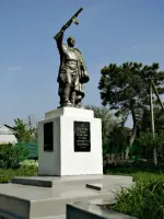 Братская могила 15 советских воинов, Центральная улица