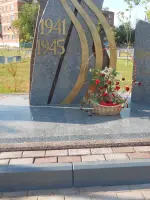 Сквер Победы. Стела погибшим воинам., Центральная улица