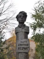 этот памятник установлен в память о замечательном мытищинском поэте - фронтовике Дмитрии Борисовиче Кедрине (1907 - 1945 гг.)., Лётная улица