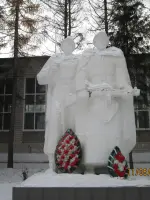 Памятник «Землякам, участникам Великой Отечественной войны» в п. Мулянка Пермского края, Школьная улица