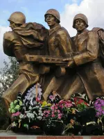 Скульптура «Четыре бегущих автоматчика», улица Кирова