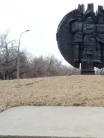 Памятник бойцам-ополченцам Сталинградского тракторного завода, проспект Ленина