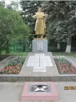 Братская могила погибших за освобождение ст. Кировской от фашистских захватчиков в 1942 — 43 годах, улица Гагарина