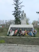 Братская могила, Мирная улица