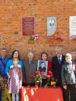 Мемориальная доска ветерану ВОв, директору Игринской школы № 1 <nobr>Лошакову А. А.</nobr>, Коммунальная улица