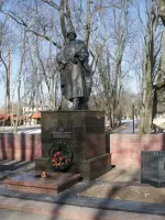 Братская могила с вечным огнем и памятником воинам-освободителям в Несвиже, парк Антонія