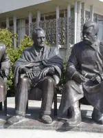 Памятник <nobr>И. Сталину</nobr>, <nobr>Ф. Рузвельту</nobr> и <nobr>У. Черчиллю</nobr> — памятник лидерам «большой тройки», Россия, Республика Крым, городской округ Ялта, поселок городского типа Ливадия, улица Батурина