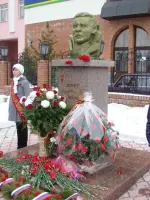 Бюст Анатолию Михайловичу Звереву, улица Зверева