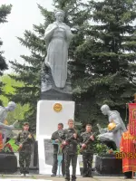 Братская могила. Групповой памятник «Скорбящая мать и два коленопреклоненных воина», Черновицкая улица