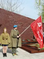 Братская могила воинов Великой Отечественной войны в городе Амвросиевка, Украина, Донецкая область, Амвросиевка, улица Ленина, 14