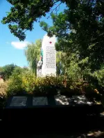 Братская могила и мемориал погибшим землякам в пгт. Кутейниково, Амвросиевский район, Украина, Донецкая область, Амвросиевский район