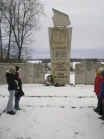 Мемориал землякам, жителям деревень Зарудавица, Иванцево, Литвешово, Максимовка, Новинки, Подогильники, Тишки, Россия, Псковская область, Великолукский район, деревня Поречье