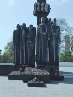 Памятник «Землякам — шкотовцам, погибшим на фронтах Великой Отечественной войны 1941−1945 гг.», улица Карла Маркса