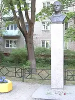 Памятник Владимиру Михайловичу Комарову — лётчику-космонавту, улица Комарова