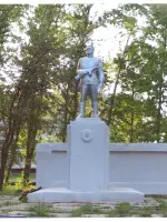 Памятник павшим воинам, Школьная улица
