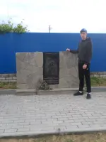 Мемориальная плита памяти. Название улицы героя России снайпера <nobr>М. А. Пассара</nobr>, улица Пассара