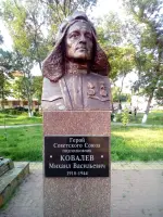 Бюст Герою Советского Союза <nobr>М. В. Ковалеву</nobr>, Советская улица