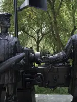 Памятник труженикам тыла, парк Сад Победы