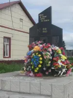 Память священна. Мемориальная стела у здания Дома культуры, в селе Лопхари, Россия, Ямало-Ненецкий автономный округ, Шурышкарский район, село Лопхари