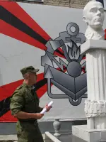 Памятник Герою Советского Союза <nobr>Д. М. Карбышеву</nobr>, улица Льва Толстого