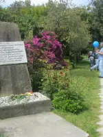 Мемориальная аллея в память о погибших в годы Великой Отечественной войны летчиках 236-ой авиационной дивизии, Лазаревский парк культуры и отдыха имени 30-летия Победы