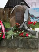 Памятный знак «Летчикам-истребителям — защитникам неба Москвы и Подмосковья» (подвигу летчика 172-го ИАП мл. лейт. <nobr>Силантьева В. В.</nobr>), Россия, Московская область, Можайский район, деревня Доронино