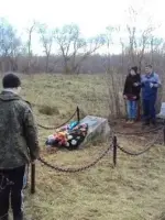 Памятник жителям, сожженным в деревне Леляново, Россия, Псковская область, Дедовичский район, деревня Леляново
