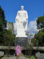 Памятник Неизвестному солдату — защитнику Кавказа, Абхазия, Сухум, набережная Диоскуров