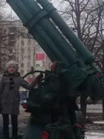 Памятный знак в честь воинов 385 отдельного зенитного артиллерийского дивизиона противовоздушной обороны ("Зенитка"), Россия, Вологодская область, Череповец, проспект Победы
