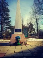 Памятная стела в п. Хвойная Новгородской области, Россия, Новгородская область, Хвойнинский район, поселок городского типа Хвойная, Красноармейская улица