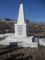 Памятник на территории МКОУ «Кособродская ООШ», Россия, Челябинская область, Троицкий район, село Кособродка