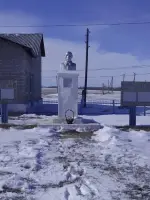 Бронзовый бюст посвящен отважному старшему сержанту Булатову Худату Салимьяновичу, участнику Великой Отечественной войны., Россия, Республика Башкортостан, Альшеевский район, село Чебенли